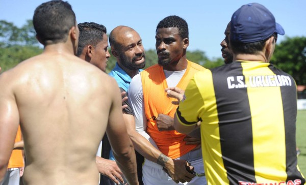 Jugador amenazó a los árbitros con una tijera en la final de la liga de ascenso en Costa Rica