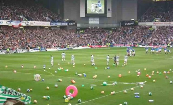 Las 10 cosas más extrañas lanzadas a un campo de fútbol