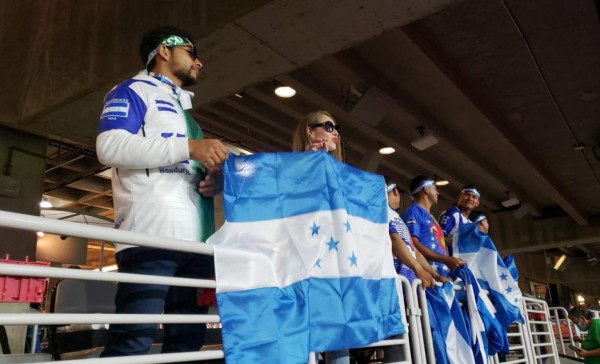 Un hondureño con una mexicana: Las bellas chicas que deslumbran en el State Farm Stadium