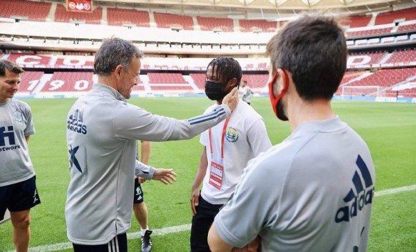 ¡Irreconocible! Crack del Barcelona visita el entrenamiento de España y sorprende con su nuevo look