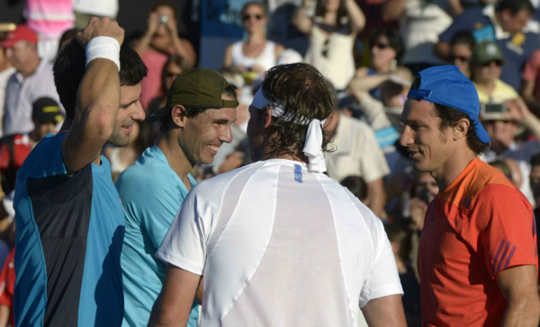 Nadal y Djokovic cierran gira con show de tenis y fútbol en Argentina.