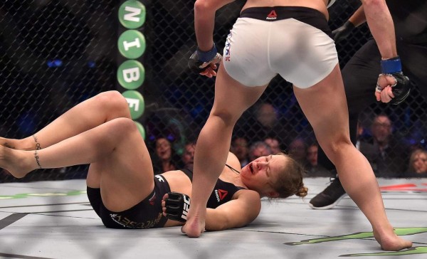 EN FOTOS: Así fue la humillante paliza que le dio Holly Holm a Ronda Rousey