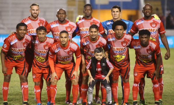 Los escandalosos números que ponen a Carlos Pavón en la cuerda floja