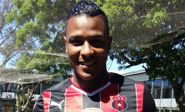 Panameño Cummings afirma que los ticos carecen de actitud a la hora de marcar