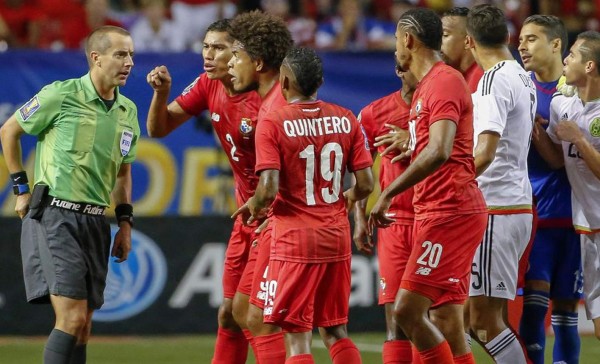 Pinto anuncia que pedirá que cambien al árbitro de México-Honduras