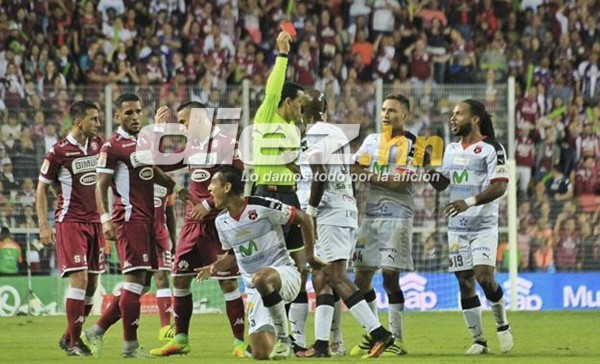 Jorge Claros denunció ante la prensa amenaza de árbitro que lo expulsó en el clásico de Costa Rica