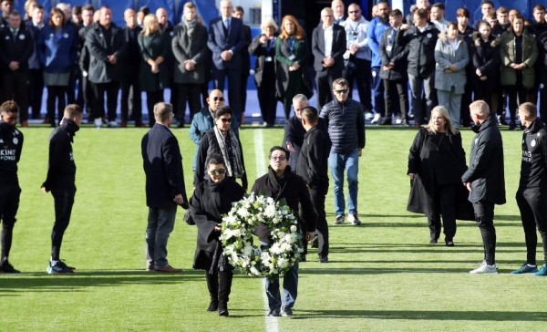 Jugadores del Leicester le rindieron tributo a su presidente en el King Power Stadium