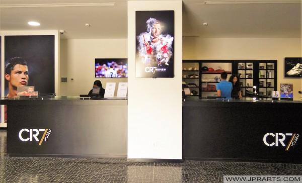 La hermana de Cristiano Ronaldo, obligada a cerrar la tienda de ropa CR7 en Madeira y muestra cómo quedó