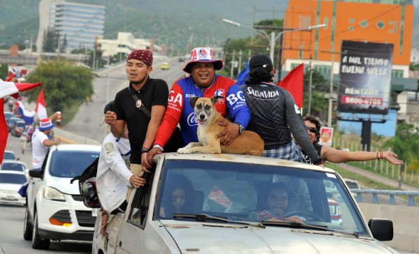 ¡Impresionante caravana! Afición del Olimpia se desborda y celebró a lo grande los 109 años de historia