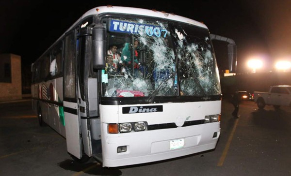 También hubo dos autobuses propiedad de la barra del Necaxa que fueron dañados. Foto cortesía de diario ESTO