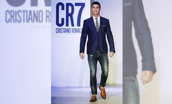 Cristiano Ronaldo promociona en Portugal su nueva línea de calzado