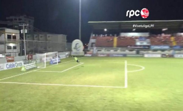 ¡Desde media cancha! En la liga de Panamá anotan el que podría ser el gol del año