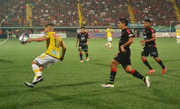 Con agónica anotación Herediano venció a Alajuelense en la ida de la final de Costa Rica
