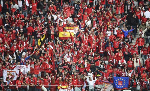 Aficionados cantan a capella el himno del Sevilla en el Estadio Sánchez-Pizjuán