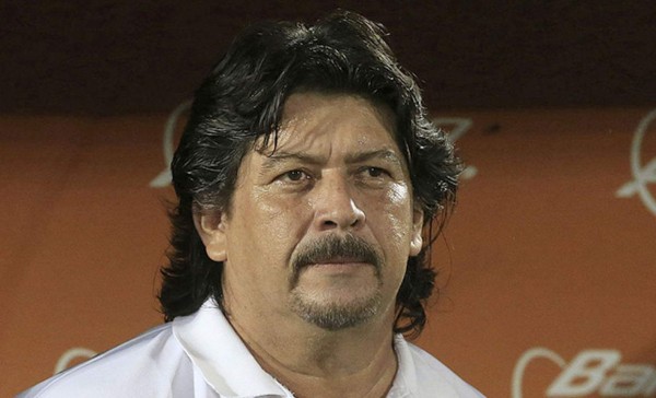 Técnico costarricense explota y dice que no tiene jugadores