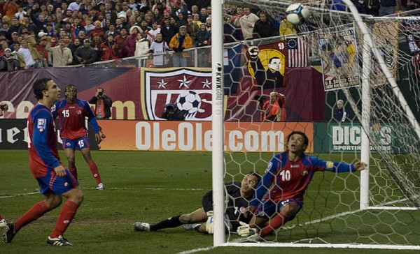 Randall Azofeifa se volvió a enfrentar a Jonathan Bornstein, el estadounidense que dejó fuera a Costa Rica de Sudáfrica 2010