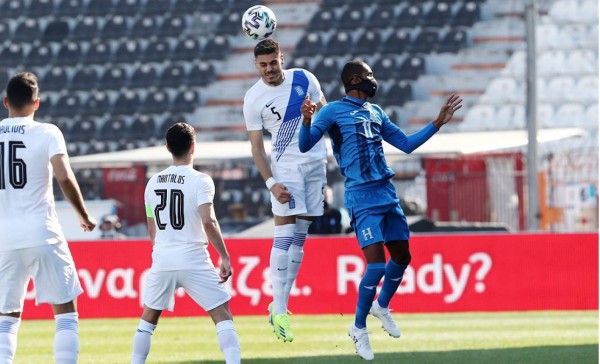 El futbolista catracho que sorprendió a fotógrafos griegos y los 'pelones' de Honduras ante Grecia