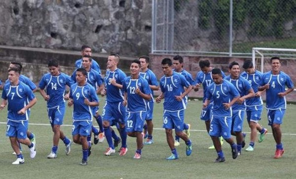 El Salvador: Albert Roca confirmó 20 nombres para los fogueos