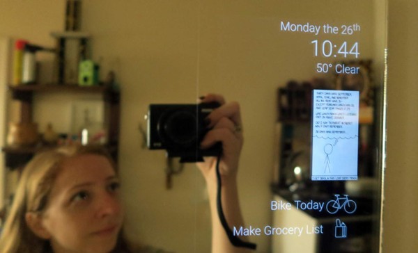 Un usuario instala Google Now en el espejo del baño