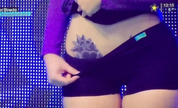 Presentadora mexicana levanta su vestido para mostrar tatuaje