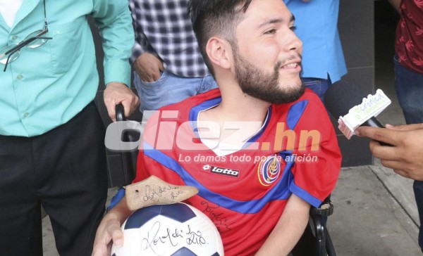 El gran gesto de Ronaldinho con un joven tras su llegada a Costa Rica
