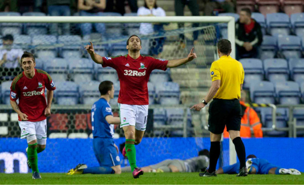 Roger Espinoza anota, pero Wigan cae en casa