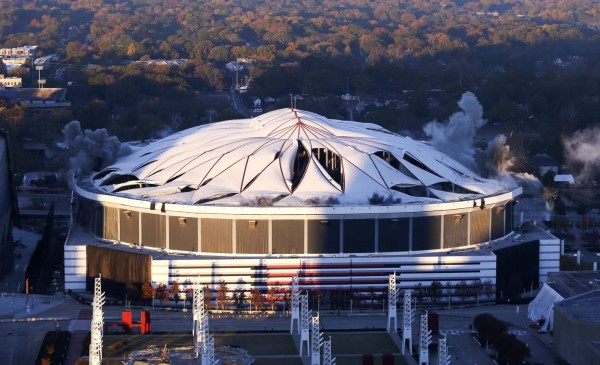 Así fue la implosión del Georgia Dome, el imponente estadio de los Falcons