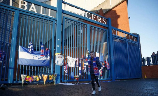 Imágenes del emotivo mesaje a Peralta en el estadio del Rangers
