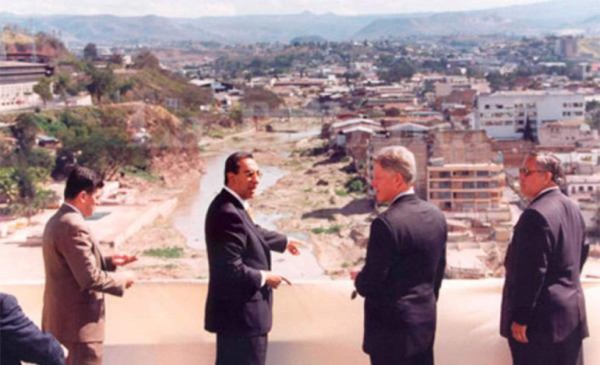 Tenebrosas fotos: Se cumplen 20 años del mortífero paso del Huracán Mitch por Honduras