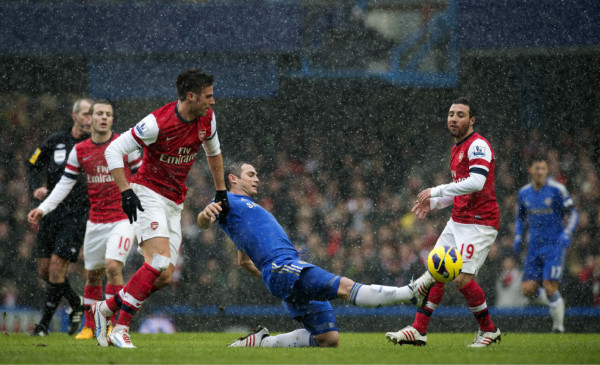 Chelsea vence 2-1 al Arsenal en un derbi londinense bajo la nieve.