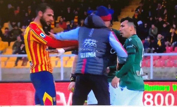 Gary Medel se pelea con su entrenador Sinisa Mihajlovic en pleno partido en Italia