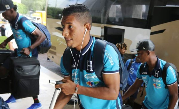 Bryan Acosta, uno de los hombres de confianza de Jorge Luis Pinto al llegar al hotel de concentración de Honduras en el DF.