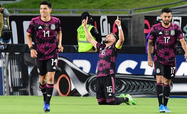 Hector Herrera of Mexico (C) celebrates after scoring a goal during friendly football match between Mexico and Nigeria in July 3, 2021 at the Los Angeles Memorial Coliseum. (Photo by Frederic J. BROWN / AFP)