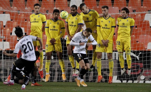 ¡Imágenes memorables! La chilena del Choco Lozano frente al Valencia y su eufórica celebración