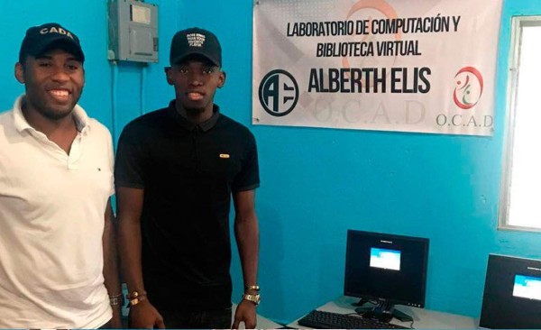 Futbolistas hondureños y sus grandes gestos con sus familias tras recordar su dura niñez