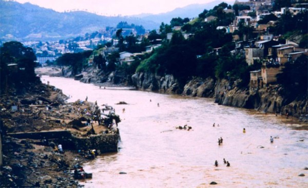 Tenebrosas fotos: Se cumplen 20 años del mortífero paso del Huracán Mitch por Honduras