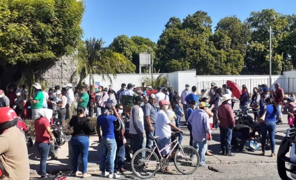 Bancos de Honduras vuelven a abarrotarse en pleno brote de coronavirus