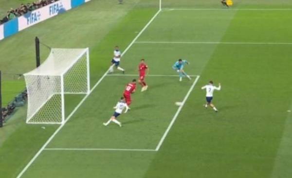 Callum Wilson le dejó servido el balón a Jack Grealish para el 6-1 provisional.