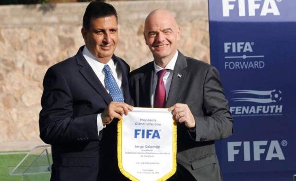 El presidente de FIFA, Gianni Infantino, junto al mandamás de Fenafuth, Jorge Salomón en 2018. Foto archivo DIEZ