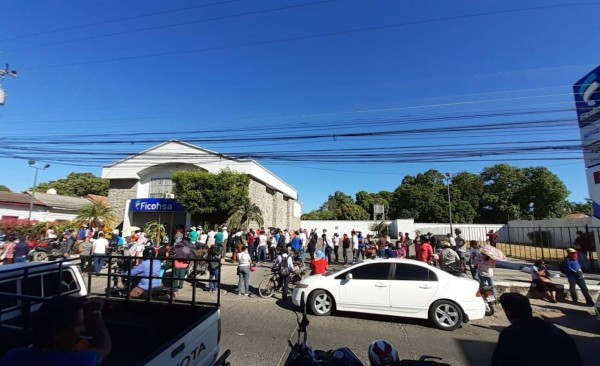 Bancos de Honduras vuelven a abarrotarse en pleno brote de coronavirus