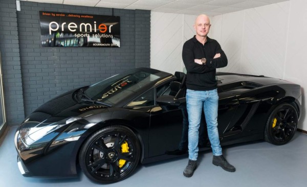 ¡Increíble! Ha vendido más de 100 autos de lujo por WhatsApp a los cracks de Inglaterra