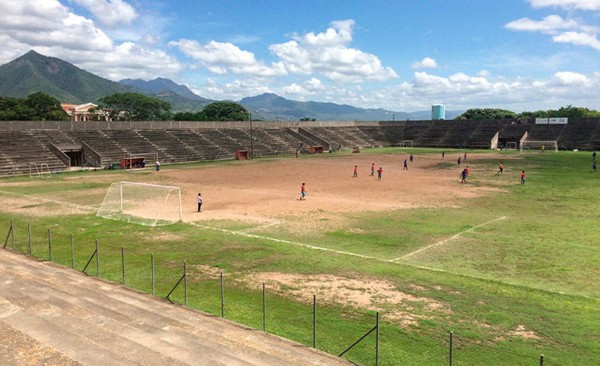 Estadios hondureños en pésimas condiciones en los que se juega fútbol profesional