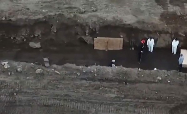 En una isla: Así están enterrando a los muertos por coronavirus en Nueva York