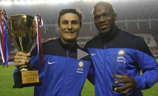 Javier Zanetti y David Suazo siguen jugando para las leyendas del Inter de Milán.