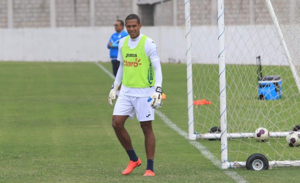 Roger Espinoza y su look se roba las miradas en entreno de Honduras