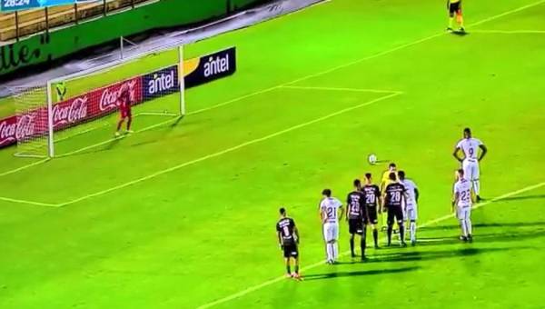 Jorge Benguché falla penalti y se lleva goleada en derrota de Cerro Largo ante Plaza Colonia en Uruguay