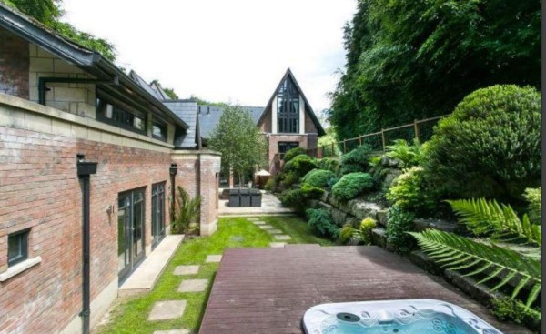 Con cancha de fútbol: La mansión de €4.2 millones de un exjugador del Manchester City