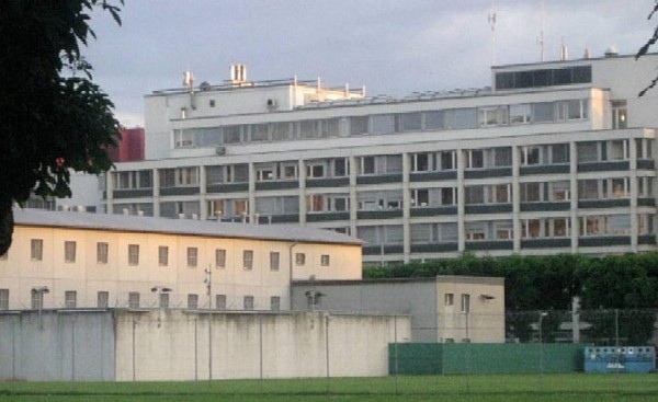 Alfredo Hawit está en una celda de 12 metros cuadrados en Suiza