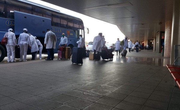 Médicos cubanos llegan a Honduras para ayudar a combatir el coronavirus