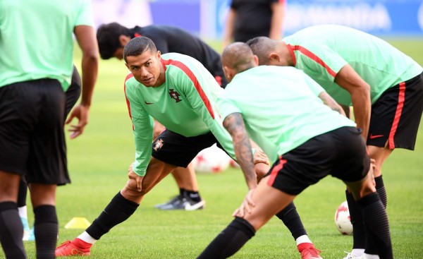 Portugal's forward Cristiano Ronaldo attends a training session at the Kazan Arena stadium in Kazan, Russia, on June 17, 2017 on the eve of the Russia 2017 Confederations Cup football match Portugal vs Mexico. / AFP PHOTO / FRANCK FIFE